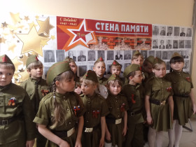 В преддверии Дня Победы в нашей школе проходила акция «Стена памяти»..